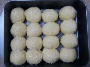 发酵结束后刷蛋液，撒上椰丝。