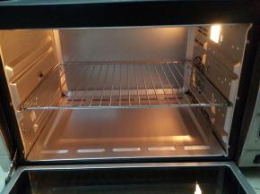 烤箱预热180度10分钟。