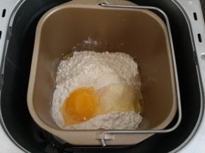 所有材料放入面包桶里。