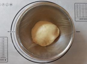 放容器，盖上保鲜膜。放冰箱冷藏发酵一天一夜，进行第一次发酵。