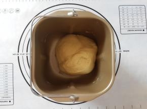 揉成光滑出膜的面团。静止10分钟。