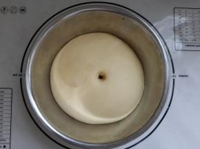 取出重新整成圆形，放温暖处发酵至2倍大。