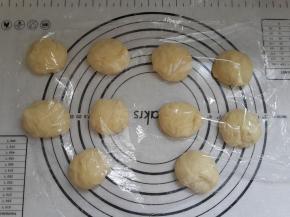 分成10份剂子。保鲜膜盖上醒发15分钟。