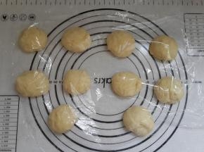 分成10份剂子。保鲜膜盖上醒发15分钟。