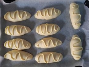 用沙拉酱在上面挤出S形。