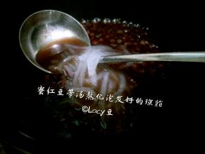 带汤蜜红豆（比例是汤汁:红豆=1.4 : 1）倒入奶锅中，开中大火煮沸后，转中火保持沸腾状态，加入泡发好并沥干水的琼脂。
小贴士:
①做蜜红豆时，收汁时可以多留一些汤。
②稍后会发一个单独的蜜红豆食谱，不用隔夜浸泡红豆，煮出来的红豆粒粒分明的，每颗都很粉糯。
③如果用豆沙，最好选择无油的红豆沙120g，加水130g混合后，再加琼脂熬化。