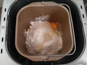 面包机加入所有的材料。