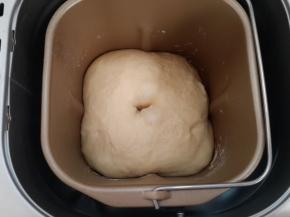 揉成光滑的面团。启动发酵功能发酵至两倍大。一般发酵需要2小时。在面包机的桶上盖一块湿布再盖上面包桶。
