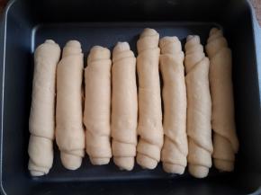 全部依次做好。盖上保鲜膜醒发15分钟，等待二次发酵。