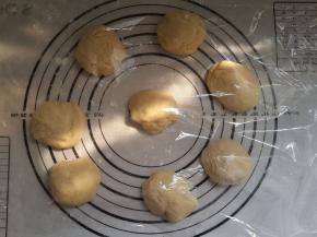 分成八个面团。