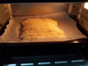 烤箱预热160°上火160°，下 火140°，烤15分钟，烤到自己满意的颜色加盖锡纸。