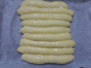 这是后面补拍的。我是竖着卷的。第一次是横着卷的，其实都一样。发酵至2倍大后轻刷蛋液，撒上椰丝。