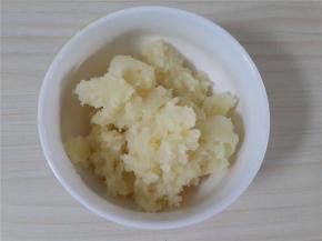 然后去皮压成泥状。