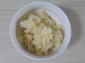 然后去皮压成泥状。