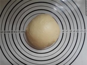 所有的材料混合之后揉成光滑的面团。