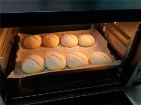 烤箱预热180°，上下火5分钟。放入改上火160°，下火140°。开启旋风模式。