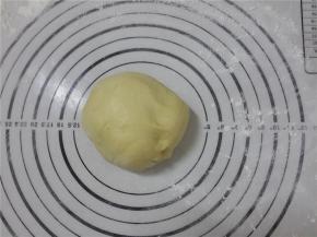 所有材料混合揉成出膜光滑的面团。