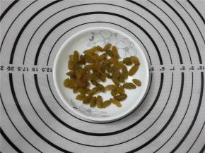 葡萄干洗净晾干水份待用。