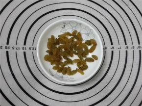 葡萄干洗净晾干水份待用。