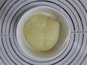 再次对折起来，揉成圆形。把圆形面团放入碗里。记住盖上保鲜膜哦。放入冰箱一晚上低温发酵。