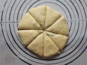 冷藏后的面团取出来按扁之后切成八份。