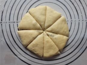 冷藏后的面团取出来按扁之后切成八份。