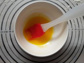 蛋液搅散备用。
