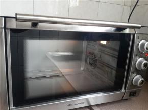 烤箱预热180°上下火10分钟。