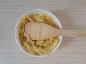 放锅里蒸熟压成泥。