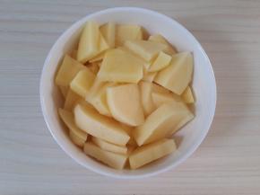 土豆洗净切小块。