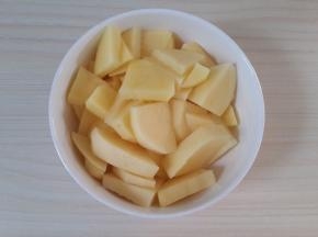 土豆洗净切小块。