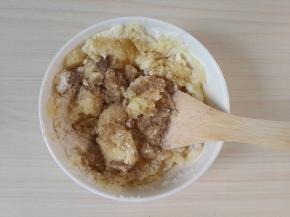 加入黑胡椒粉和盐，少许的椒盐粉。少许的橄榄油防止粘手。