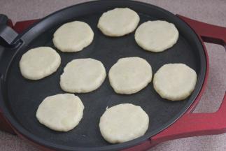电饼铛预热刷油，放土豆团子下去用勺子轻轻的压平。