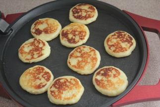 煎至金黄翻面再煎金黄即可。