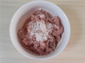 瘦肉切丝，加入料酒，淀粉。腌制半小时。