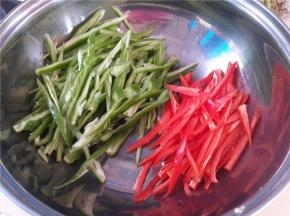 两种辣椒都切丝。