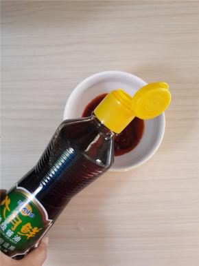 取一个碗倒入六月鲜生抽。