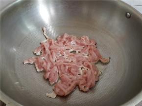 坐锅烧热放油。放腌制好的肉丝。