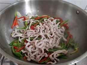 放滑散的肉丝重新倒回锅里。翻炒30秒。