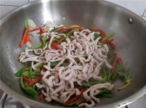 放滑散的肉丝重新倒回锅里。翻炒30秒。