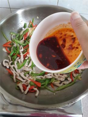 倒入刚才调好的汁。