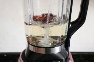 加入水到900g的水位线；