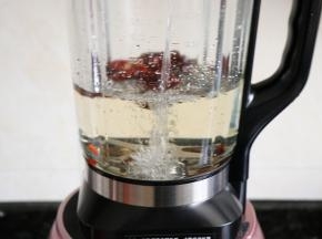 加入水到900g的水位线；