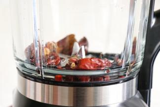 食材倒入破壁机杯体内；