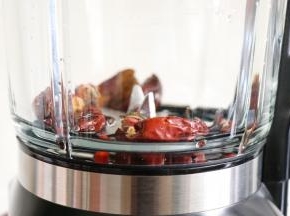 食材倒入破壁机杯体内；