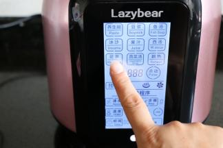 盖紧杯盖，放到破壁机底座上，启动电源后选择花茶功能开始工作；