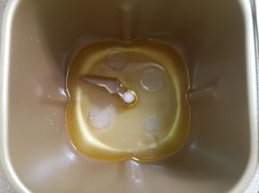 面包机内加入清水，橄榄油。糖粉，盐融化。
