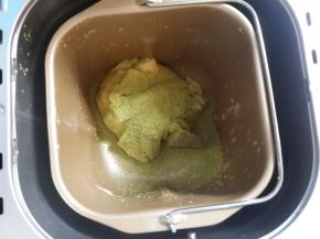 揉好面团后取出一半。剩一半在面包机桶内，加入抹茶粉再揉半小时。