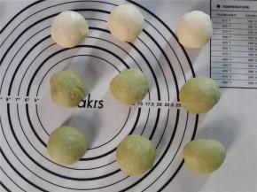 把面团分成48克一个，我分出了刚好9个。可以先称一下自己的面团有多重。按照重量来分。大小都没事。关键是要均匀。烤的时候才不会有的熟，有的不熟。