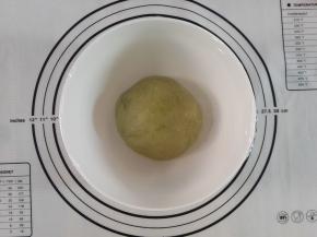 揉好的抹茶面团也是同样方法整理10分钟。用擀面杖擀出气泡，然后整理光滑放碗里盖上保鲜膜发酵至一倍大。